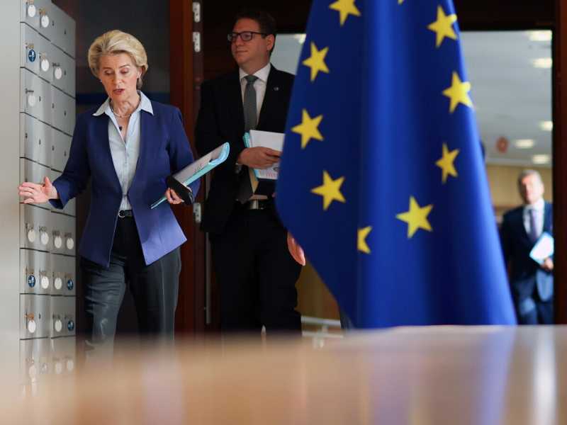 Ursula von der Leyen con Bjoern Seibert (foto Epa, via Ansa)