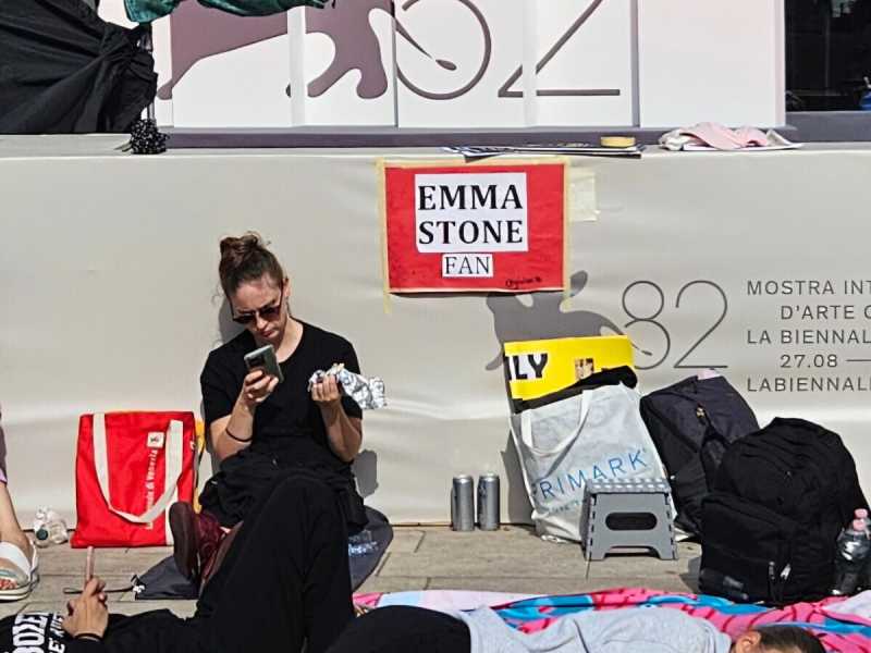 Fan base.&nbsp;I cacciatori di selfie piazzano tende, tappetini, ombrellini, alternandosi giorno e notte per non perdere la postazione. (foto Fabiana Giacomotti)