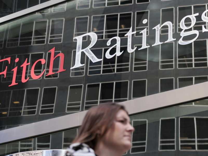 Fitch declassa il rating della Francia, che si prepara a tirare la cinghia