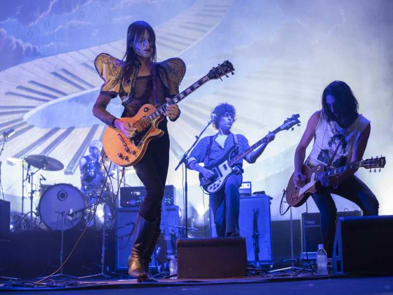  “Vivere la vita è un gioco da ragazzi”, fa cantare in coro Lucio Corsi all’Ypsigrock Festival