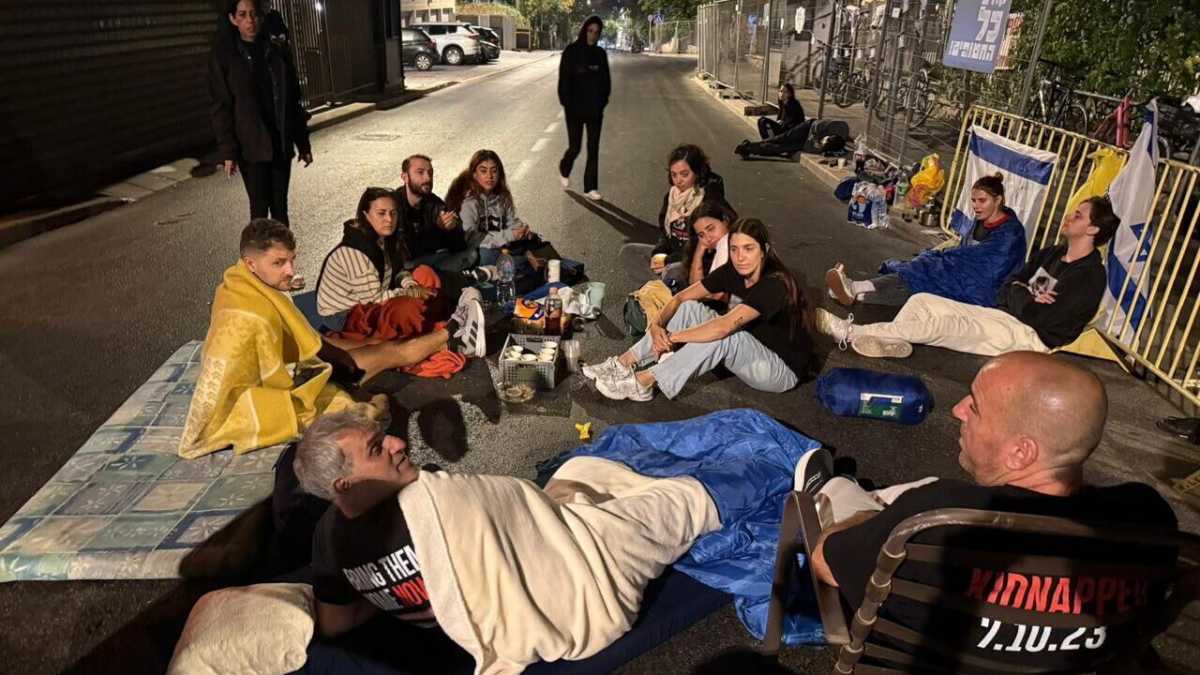 Immagine di Il sit-in "permanente" dei parenti degli ostaggi sotto casa di Netanyahu