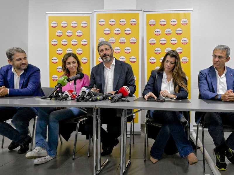 &nbsp;Foto ANSAIL M5S a Napoli dopo le elezioni politiche. Da sinistra Salvatore Micillo, Mariolina Castellone, Roberto Fico, Gilda Sportiello e Sergio Costa (ansa)<br />