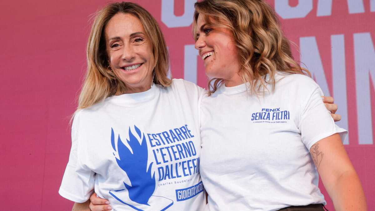 Immagine di Standing ovation per Arianna Meloni alla festa dei giovani di FdI: “Per lei pronti a tutto”
