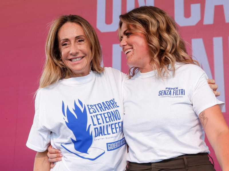 Standing ovation per Arianna Meloni alla festa dei giovani di FdI: “Per lei pronti a tutto”