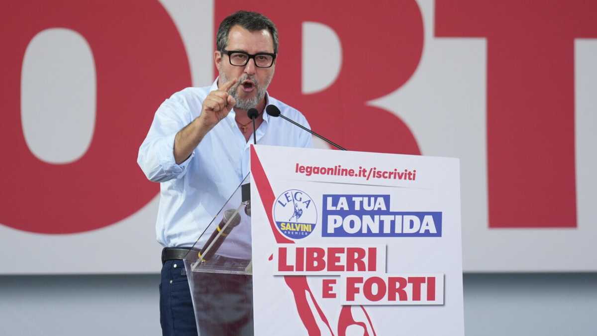 Immagine di Vannacci è "lo straniero" di Pontida. La Lega fa muro. Salvini alla vodka: "Mai soldati in Ucraina"