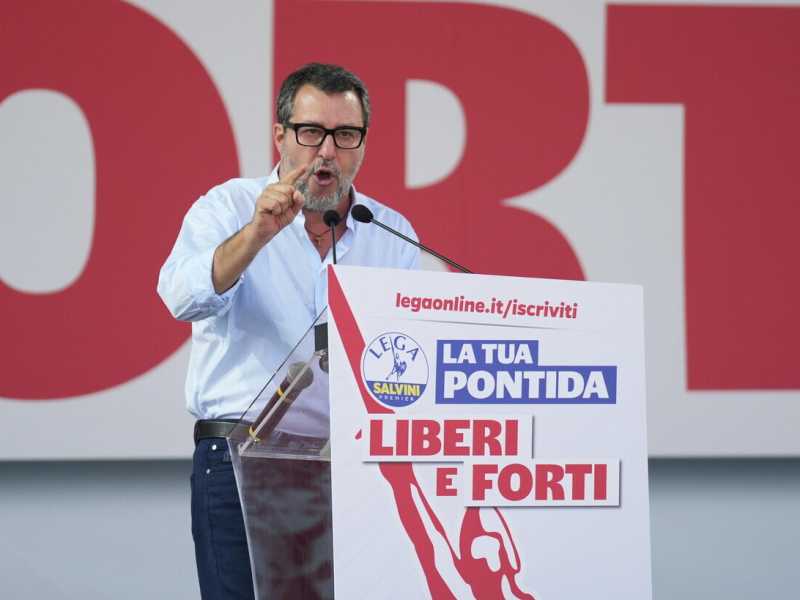 Vannacci è "lo straniero" di Pontida. La Lega fa muro. Salvini alla vodka: "Mai soldati in Ucraina"