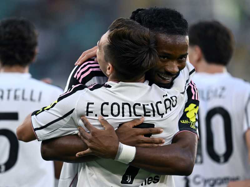 L'abbraccio tra Khéphren Thuram e Francisco Conceição (foto Getty Images) <br />