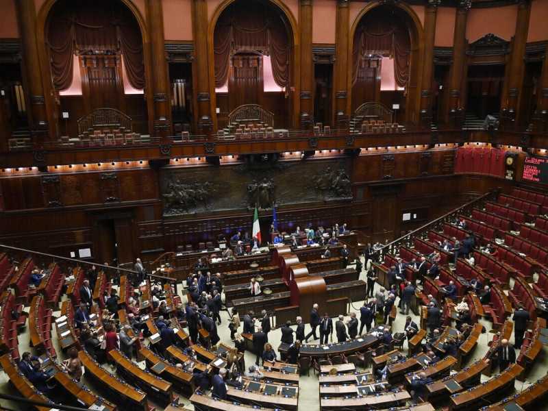 Dirigente del Parlamento lascia un plico anonimo al Copasir, le telecamere lo inchiodano: sospeso