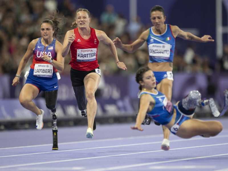 La caduta di Sabatini durante la finale dei 100m T63 a Parigi 2024 (foto Ansa)&nbsp;<br />