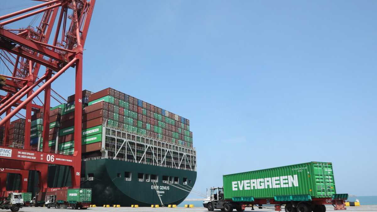 Immagine di Export e import in frenata: il commercio italiano fatica dopo i dazi