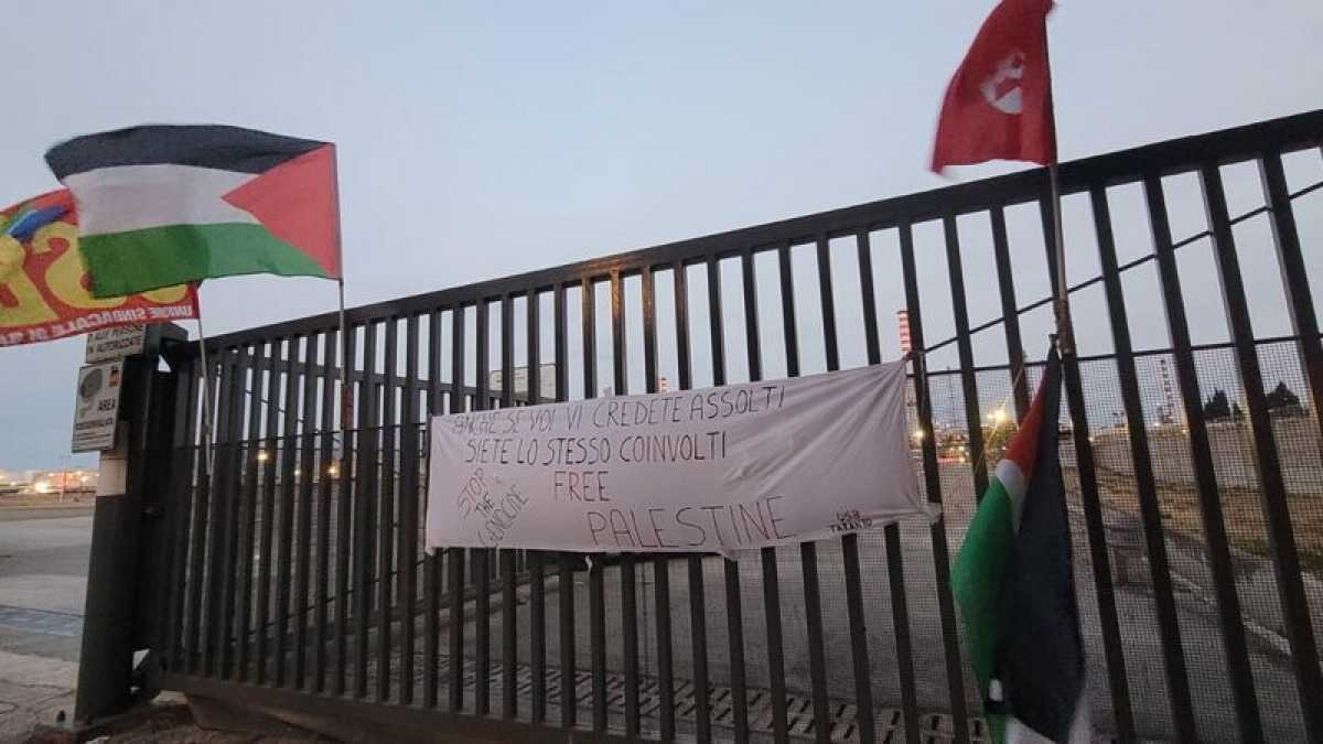 Immagine di A Taranto riparte la petroliera con il greggio per Israele ostaggio dell'Usb