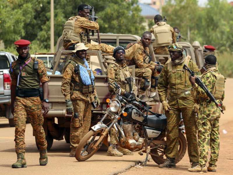 &nbsp;I militari che sostengono la giunta golpista di Ibrahim Traor&egrave; in Burkina Faso (foto LaPresse)