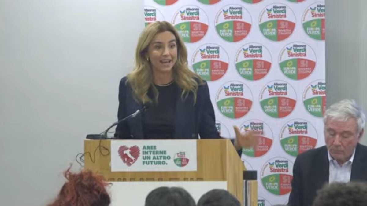 Immagine di Silvia Salis direzione Fratoianni e Bonelli. Prima della Leopolda si ferma da Avs. E si prende gli applausi