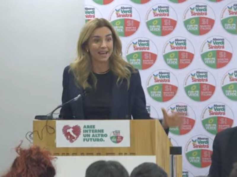 Silvia Salis direzione Fratoianni e Bonelli. Prima della Leopolda si ferma da Avs. E si prende gli applausi