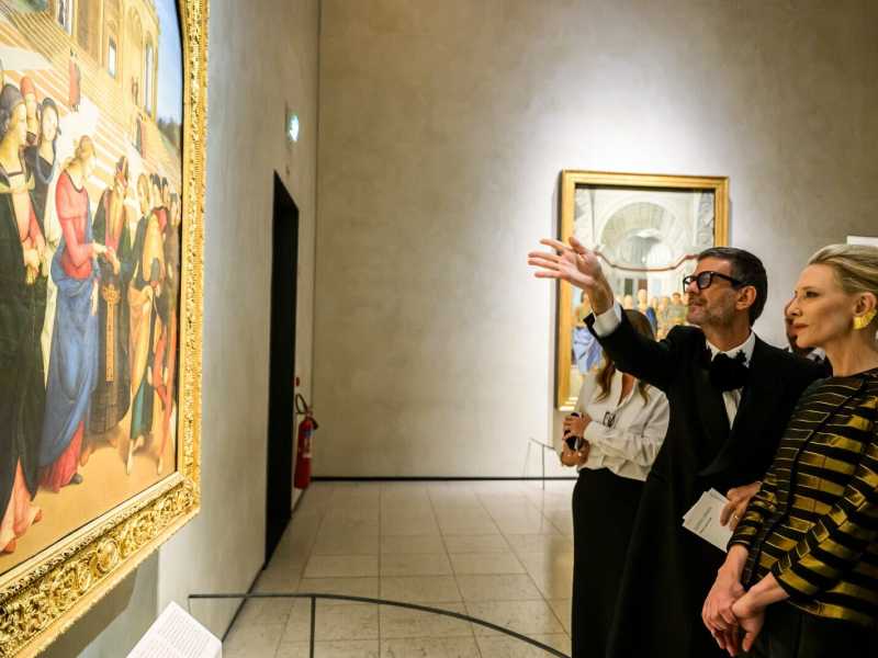 Cate Blanchett sosta davanti allo "Sposalizio della Vergine" di Sandro Botticelli (1445 - 1510) alla Pinacoteca di Brera (courtesy SGP Italia/Alfonso Catalano)