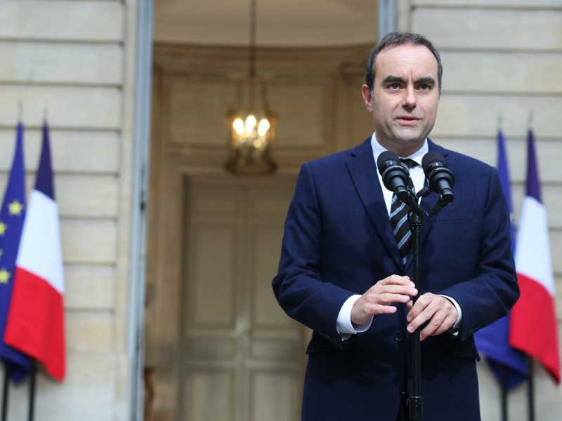 Crolla il governo Lecornu: Macron resta solo all’Eliseo