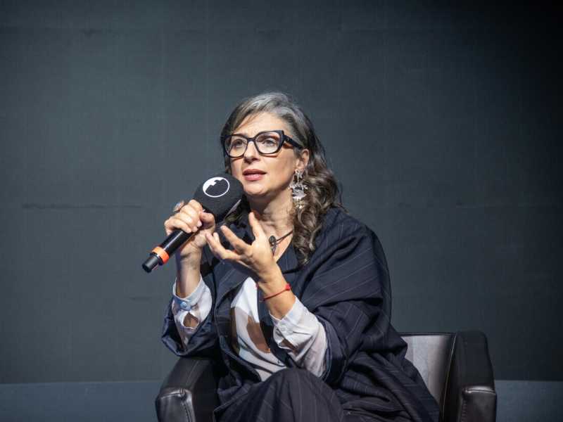 Chissà se almeno oggi Francesca Albanese avrà il coraggio di usare la parola “Hamas”
