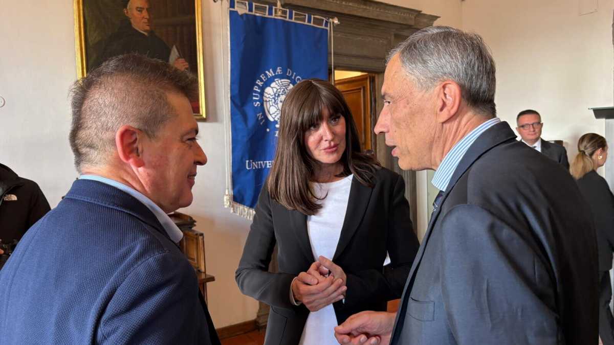 Immagine di La ministra Bernini fa visita al prof aggredito dai pro Pal a Pisa
