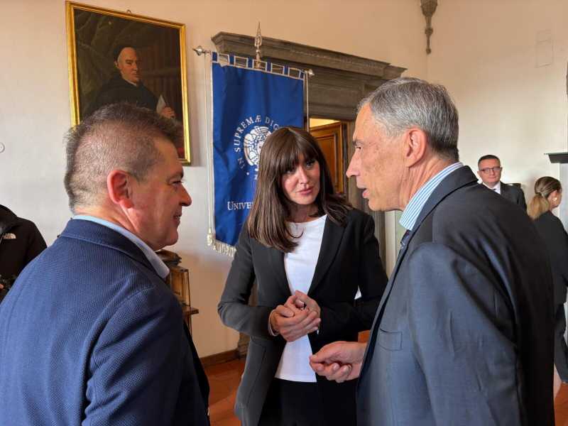 La ministra Bernini fa visita al prof aggredito dai pro Pal a Pisa