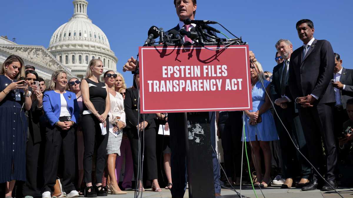 Immagine di La petizione sui file di Epstein sta facendo impazzire Mike Johnson