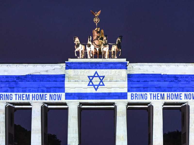 La porta di Brandeburgo  a Berlino con i colori della bandiera d'Israele il 7 ottobre 2025 (Britta Pedersen/dpa via AP)&nbsp;<br />