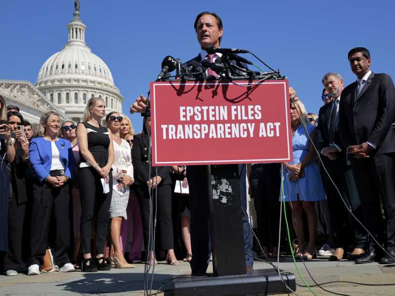 La petizione sui file di Epstein sta facendo impazzire Mike Johnson