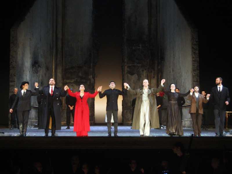 Il cast di Mitridate Eupatore e al centro il Maestro Giulio Prandi Foto © Studio Camera