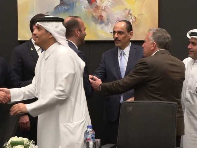 La stretta di mano tra al Thani e Nitzan Alon