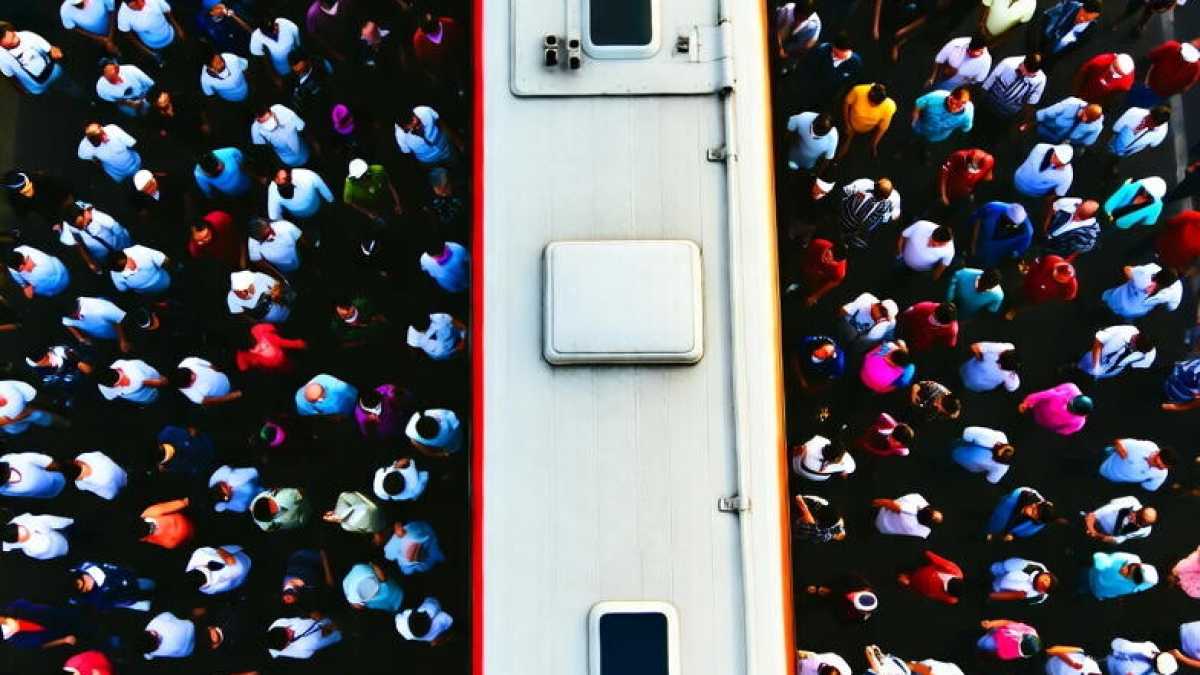 Immagine di L'Italia dei sassi. Una vittima innocente in un autobus di tifosi. Quanto è sottile la distanza tra la rabbia e il caso