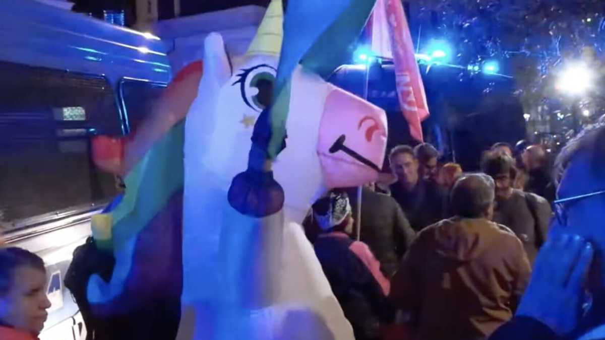 Immagine di Manifestanti pro Pal tentano di trasformare un sit-in in corteo a Roma: la polizia usa gli idranti