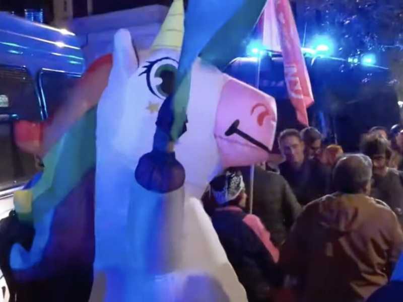 Manifestanti pro Pal tentano di trasformare un sit-in in corteo a Roma: la polizia usa gli idranti