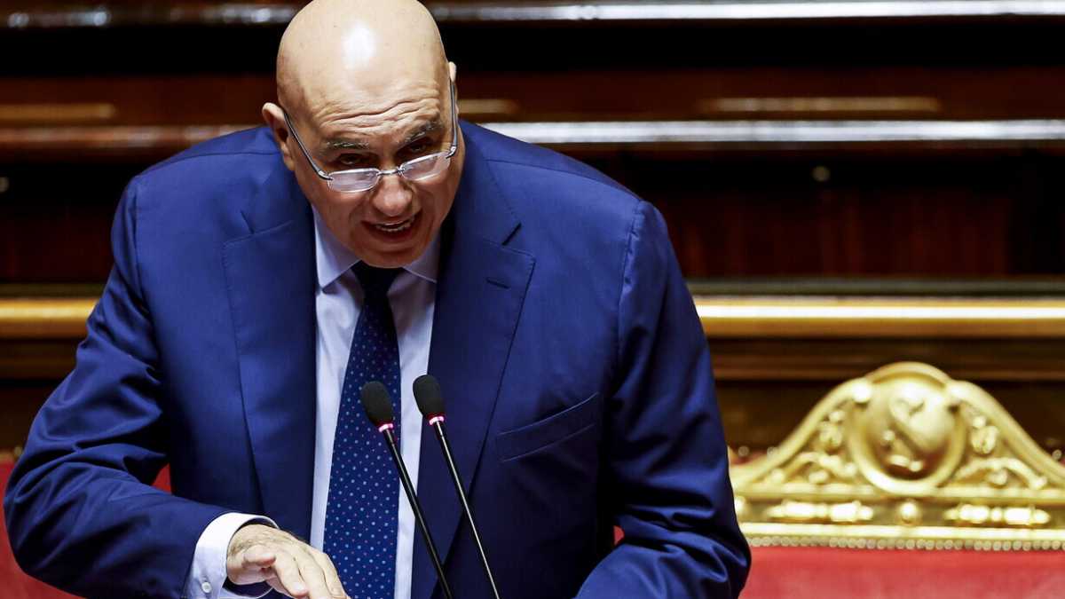 Immagine di Crosetto a Repubblica: "Non leggo mai cosa dice. Zakharova fa disinformazione"