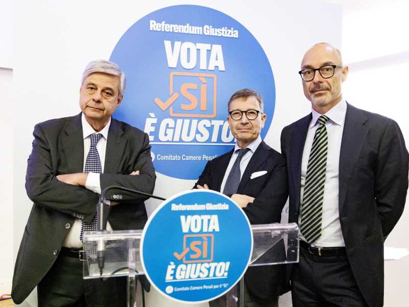 FOTO&nbsp;Il presidente dell&rsquo;Unione camere penali Francesco Petrelli (al centro) insieme al sg Rinaldo Romanelli (dx) e il presidente della fondazione Ucpi Beniamino Migliucci (sx), LaPresse