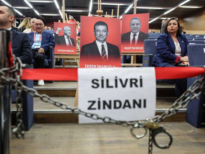 Congresso straordinario del CHP, il manifesto di Imamoglu e di altri sindaci incarcerati (Serdar Ozsoy/Getty Images) <br />