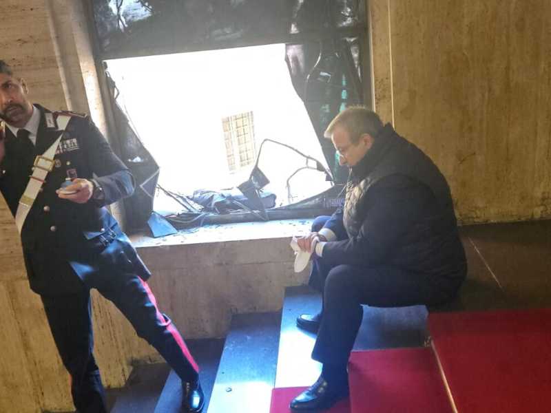 L'assessore sardo cade dalle scale del ministero delle Imprese e rompe parte della vetrata di Sironi