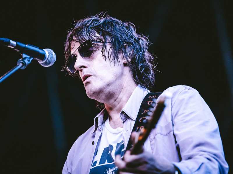 Jason Pierce fondatore degli Spiritualized suona a La Prima Estate. Lido di Camaiore, nel 2025 (Elena Di Vincenzo via Getty Images)&nbsp;<br />