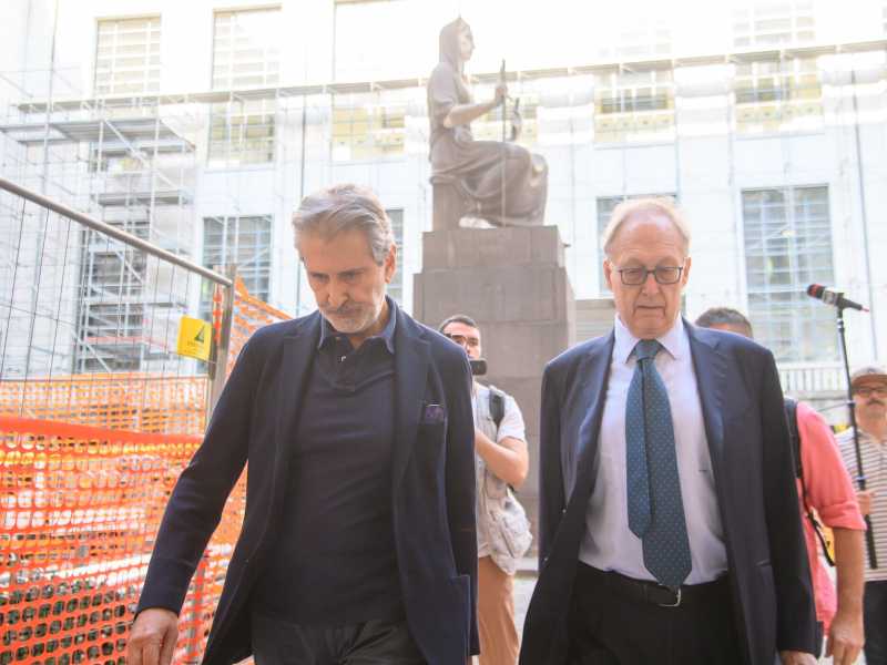 L'ex assessore Giancarlo Tancredi accompagnato dall&rsquo;avvocato per l&rsquo;udienza al tribunale del riesame per il caso urbanistica (foto Claudio Furlan/Lapresse)&nbsp;<br />