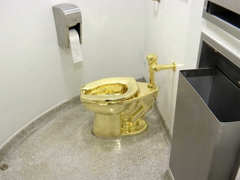Il water in oro 18 carati, intitolato "America", di Maurizio Cattelan nel bagno del Guggenheim di New York (Associated Press / LaPresse) <br />