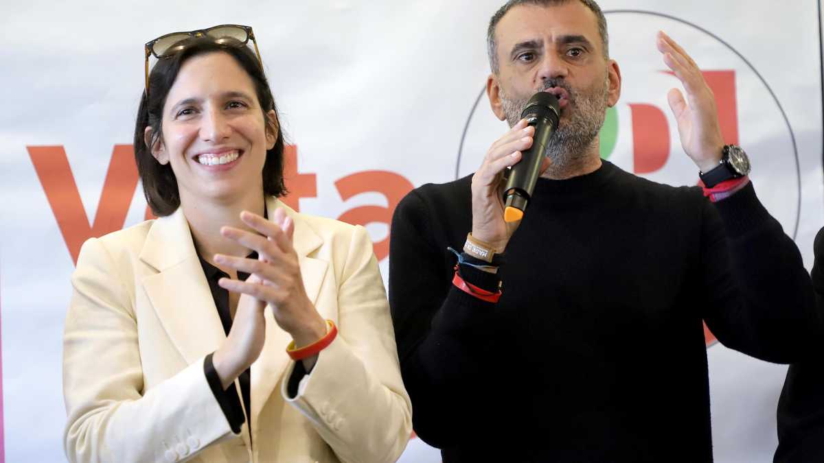 Immagine di Le note del Bolero, le lacrime. Il comizio di Decaro per ricordare l'amico Donato Metallo: "Io candidato per te"
