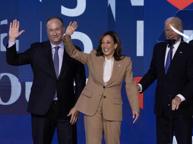Kamala Harris e il caso del vestito cammello. Come Obama nel 2014