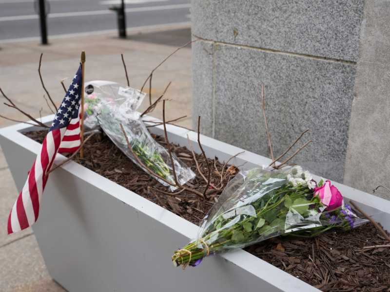 Un piccolo memoriale all'esterno della stazione della metropolitana di Farragut West dove sono stati colpiti i soldati (GettyImages)&nbsp;<br />