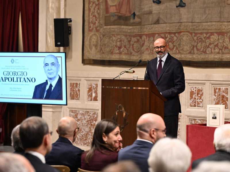 L'autorevolezza, il vigore e la redazione scrupolosa dei discorsi. Giulio Napolitano ricorda il padre Giorgio