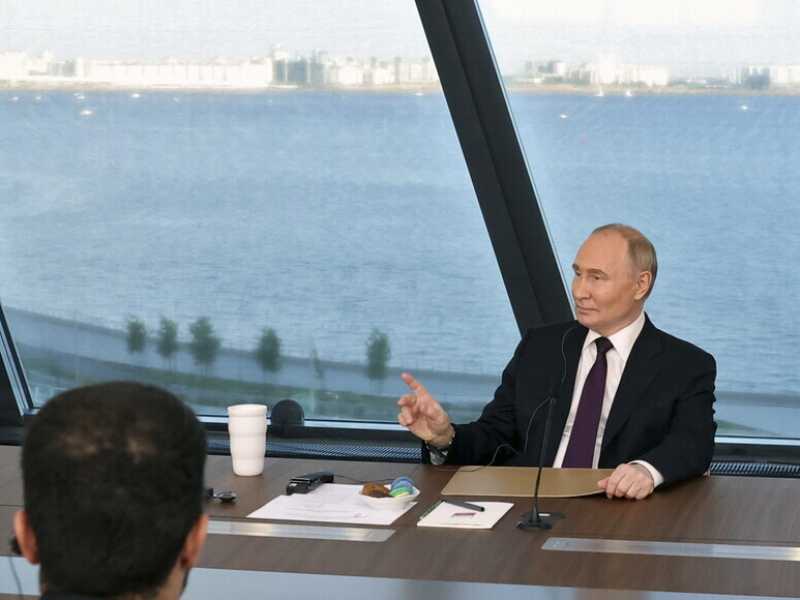 Vladimir Putin in visita al grattacielo Lakhta Center, il quartier generale del monopolio russo del gas Gazprom a San Pietroburgo (foto LaPresse)