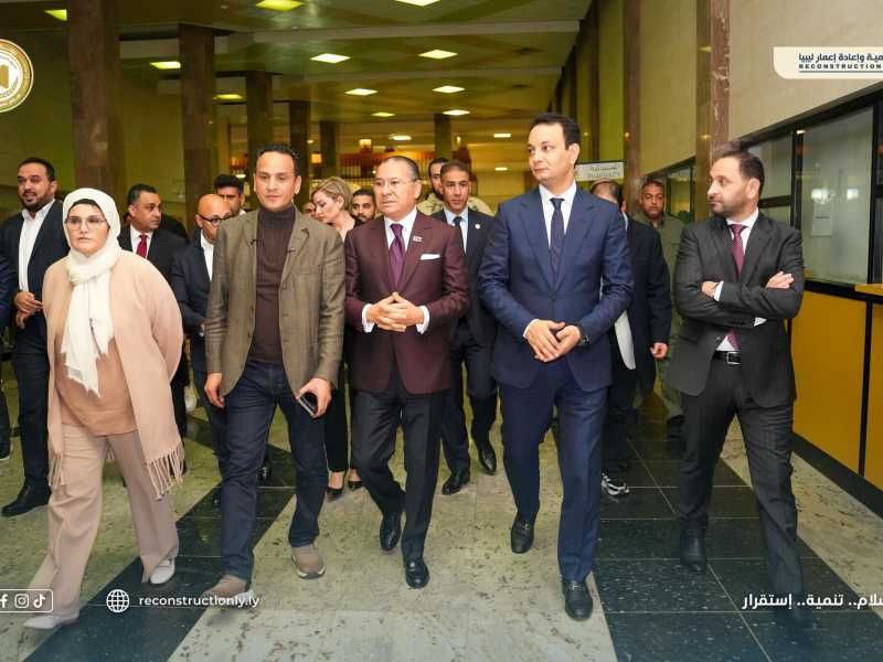  Una foto condivisa sulla pagina Facebook del Fondo per la ricostruzione di Bengasi con Kamel Ghribi al centro e Belqasim Haftar a destra 