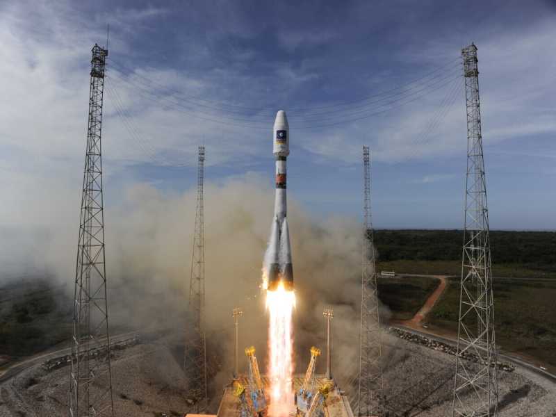 Un razzo Soyuz decolla dallo spazioporto europeo nella Guyana francese per la messa in orbita di satelliti Galileo (S. Corvaja / ESA via Getty Images)&nbsp;<br />