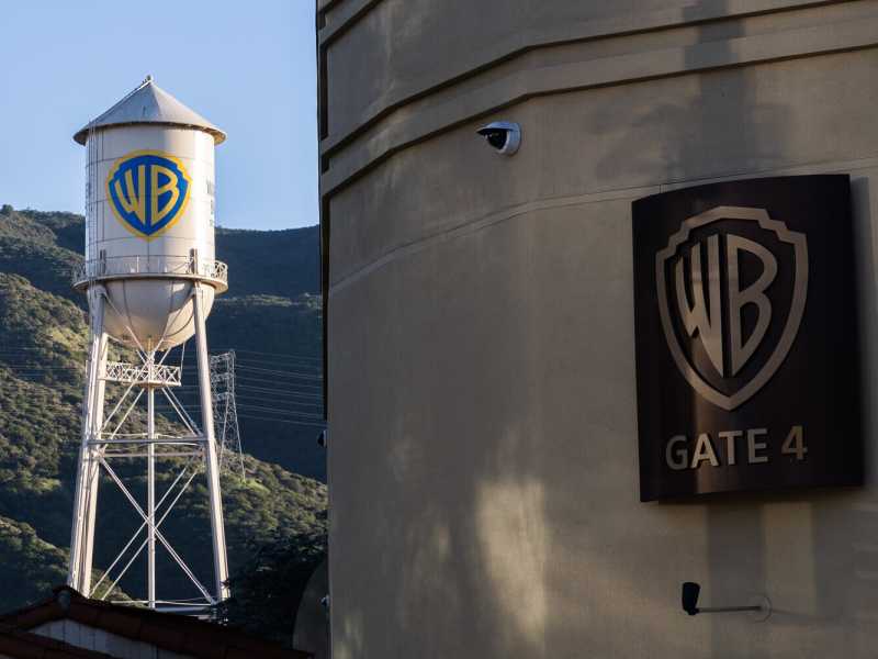 Tutto quello che c’è da sapere sulla battaglia per Warner Bros