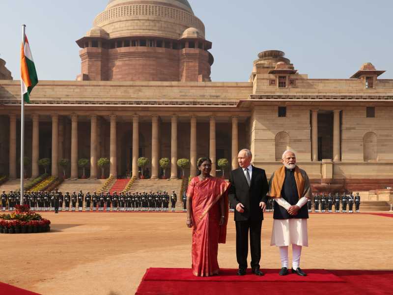 Modi e Putin firmano un accordo per spedire 70 mila lavoratori indiani in Russia. Alcuni finiscono in trincea