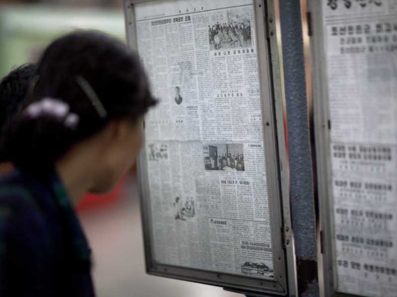 Il giornale ufficiale di stato affisso in una stazione della metropolitana di Pyongyang (Foto di Eric Lafforgue via Getty Images) <br />