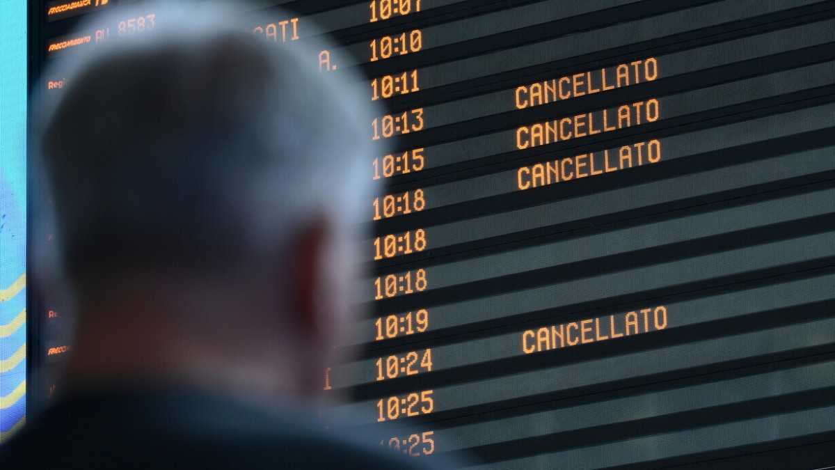 Immagine di Il 2026 degli scioperi comincia con nuove grane per Salvini: le date da tenere d'occhio per treni, aerei e taxi