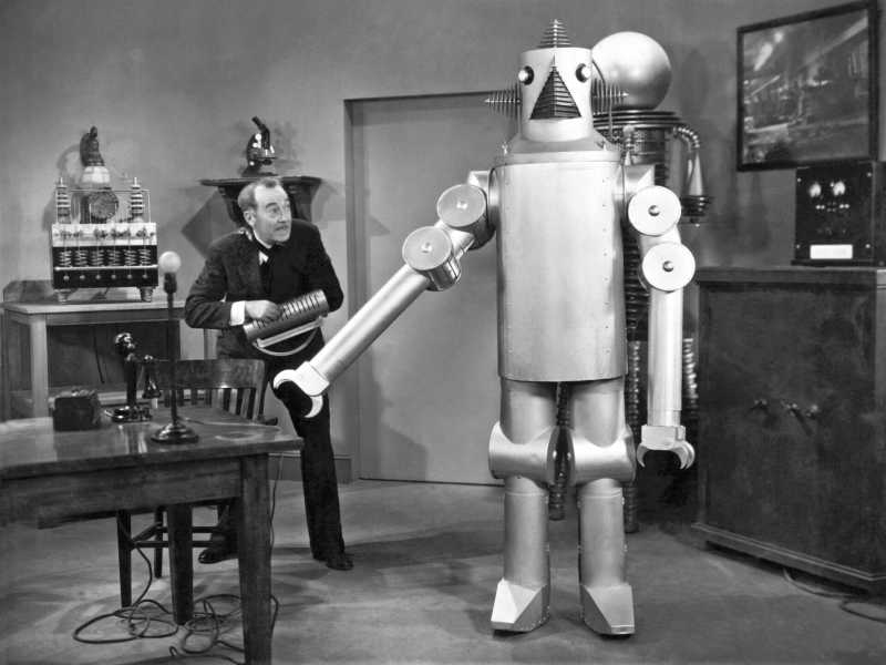 Un robot e il suo inventore nel film della Universal "The Vanishing Shadow", 1934. (Foto di Underwood Archives/Getty Images) <br />